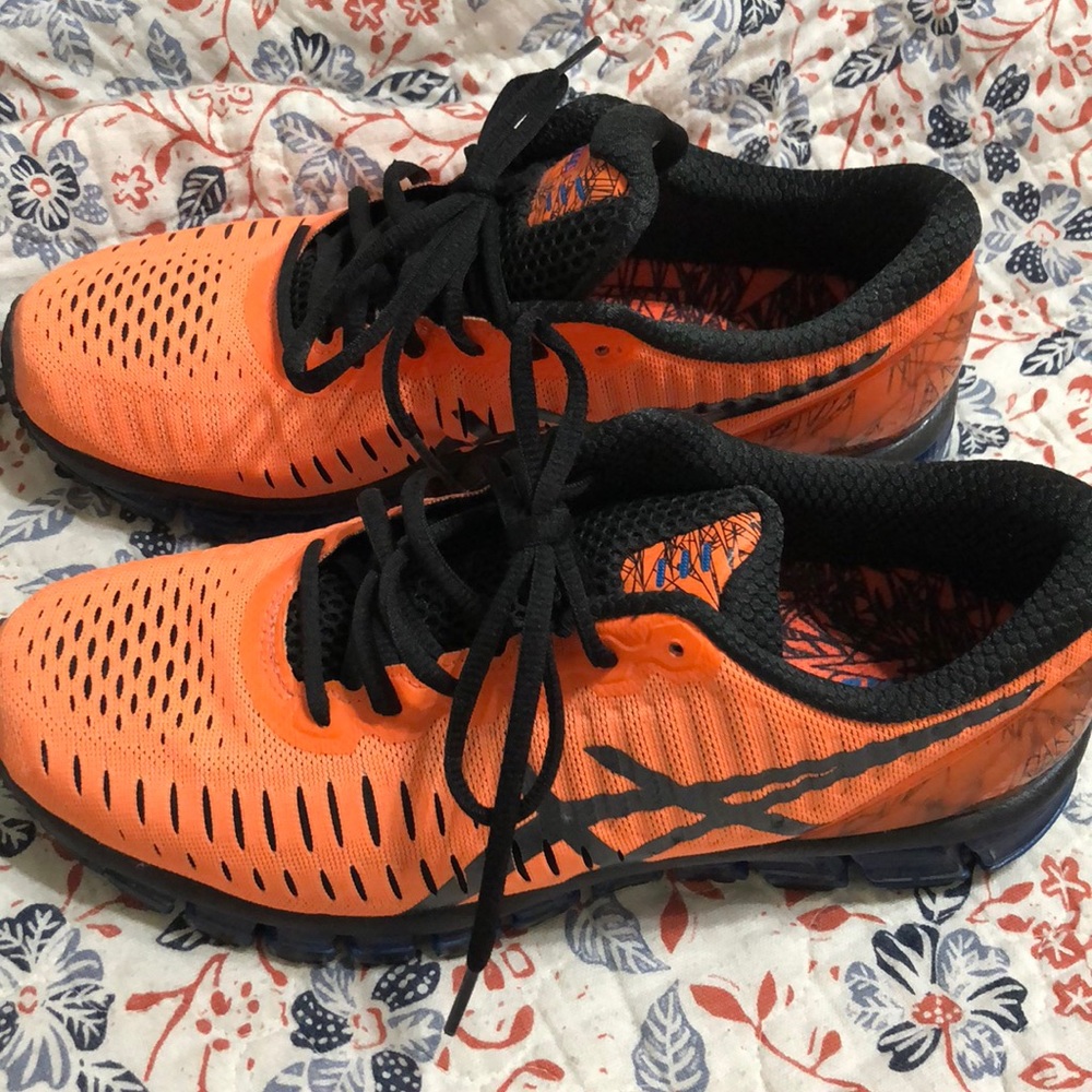Tennis shoes